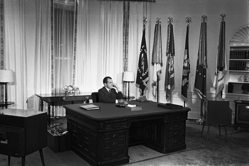 Prezident Richard Nixon sleduje, jak Apollo 11 přistává, a mluví s astronauty v živém televizním vstupu. Snímek je z Oválné pracovny v Bílém domě ve Washingtonu, 20. července 1969