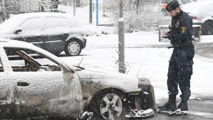 Ohořelé auto na stockholmském předměstí Rinkeby