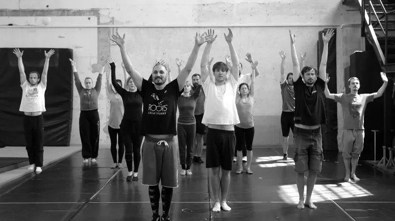 Herci Dejvického divadla při zkoušce hry Honey