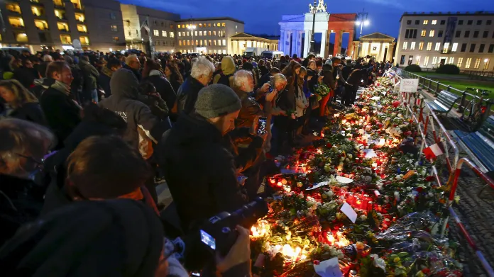 Berlíňané uctili památku obětí pařížských útoků