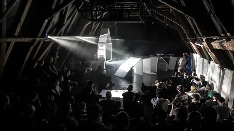 Zaplněný divadelní sál konviktu s koncertní instalací Edith Karlson