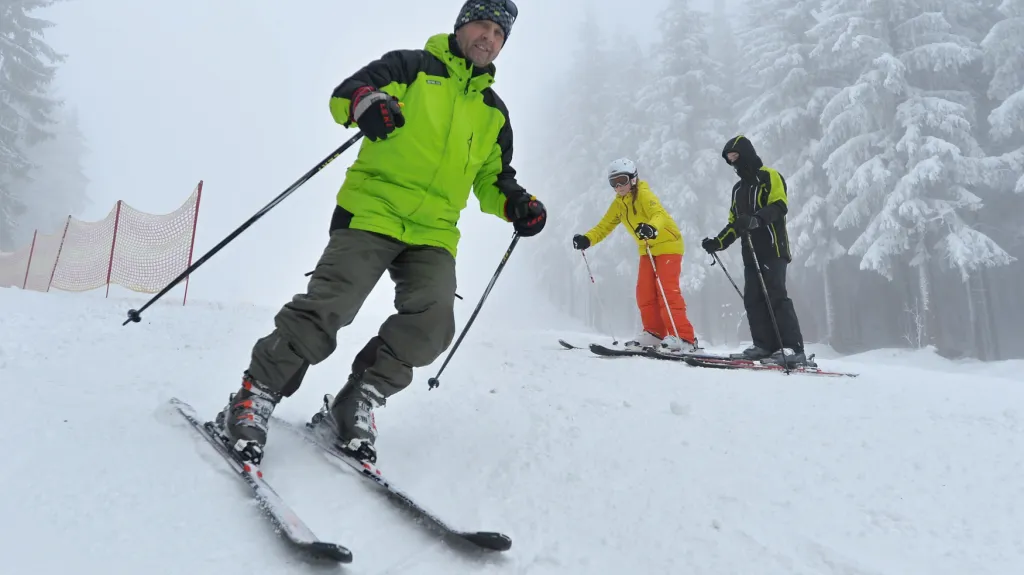 Skiareály na Moravě lákají lyžaře. Sněhu je dostatek