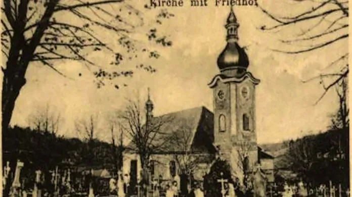 Stará pohlednice s kostelem svatého Mikuláše v Petrovicích
