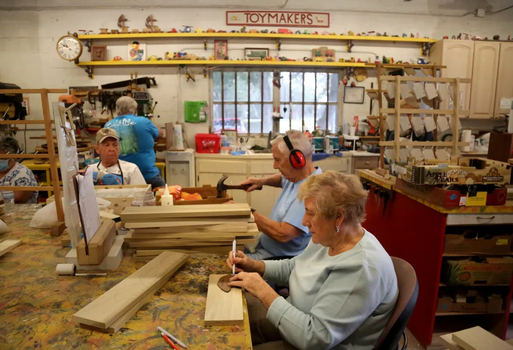 Důchodci Lena Tentile (80 let), Gordon Couturier (76 let) a Andy Obergfel (75 let) pracují na výrobě dřevěných hraček ve firmě ToyMakers na principu dobrovolnické práce během seminářů v Palm Harboru. Ručně vyrobené dřevěné hračky jsou pak věnovány nemocným a postiženým dětem ve stresujícím prostředí. Komunita dobrovolníků sdružená v charitě se věnuje také opravám a recyklaci jízdních kol pro děti, veterány a bezdomovce.