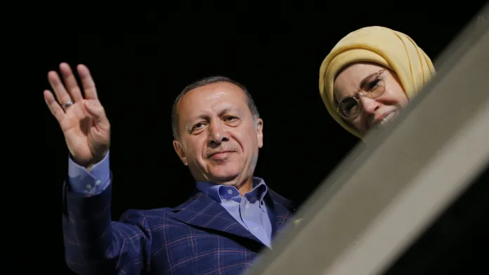 Recep Tayyip Erdogan s manželkou zdraví své příznivce na istanbulských oslavách přechodu na prezidentský systém