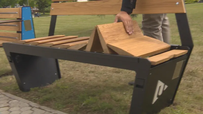 Chytré lavičky v plzeňském univerzitním kampusu