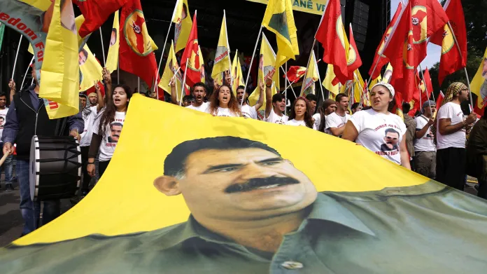 Portrét Abdullaha Öcalana na kurdské demonstraci v Kolíně nad Rýnem