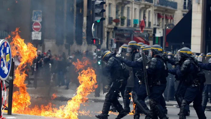 V Paříži došlo na násilné střety