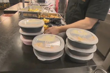 Přebytečné obědy z firemních kantýn se vyhazují po tisících. Některé se daří zajistit pro potřebné