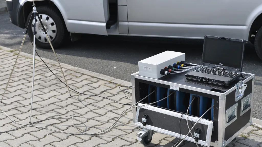 Speciální policejní zařízení Heartbeat, které pozná přítomnost osob ve voze podle tlukotu srdce