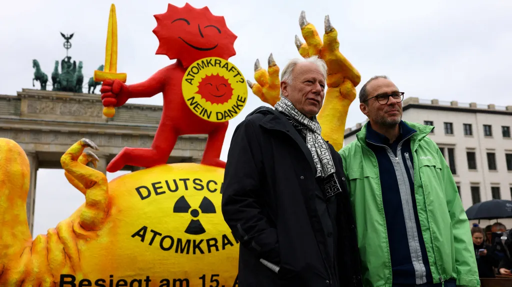 Zástupci Greenpeace slaví konec jádra v Německu