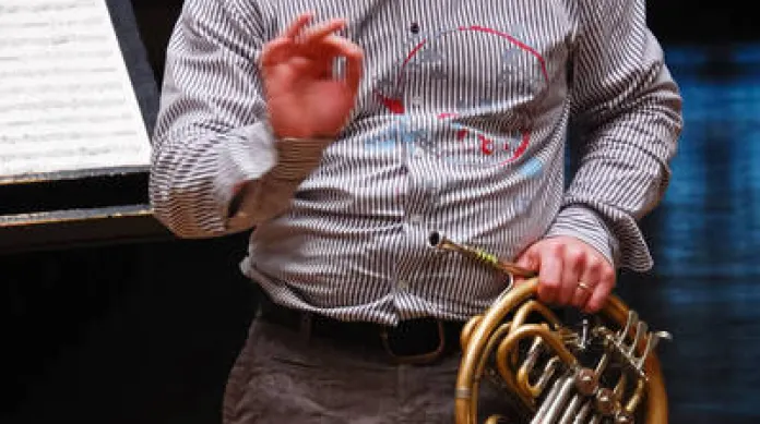 Hornista Radek Baborák při zkoušce se Symfonickým orchestrem hl. m. Prahy FOK