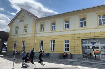 Rekonstrukce výpravní budovy ve Strakonicích stála téměř 80 milionů, nově nabízí zázemí pro cestující