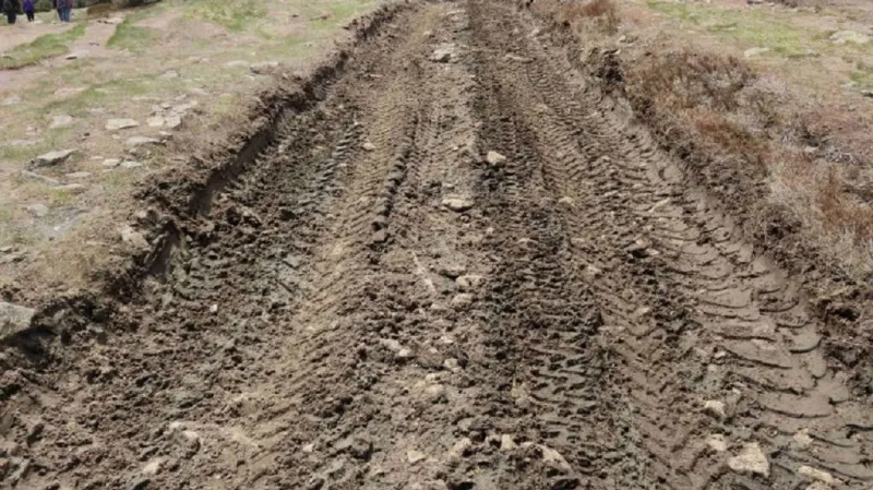 Materiál dopravuje těžká technika místo vrtulníku, zdokumentovali ekologové