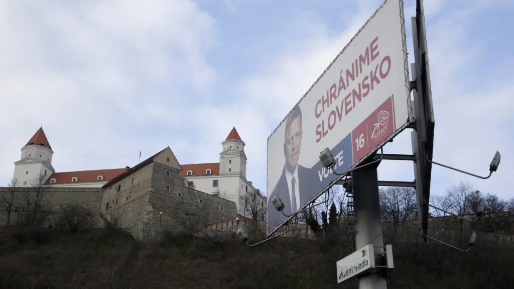 Hlavní předvolební slogan strany Smer na billboardu pod Bratislavským hradem