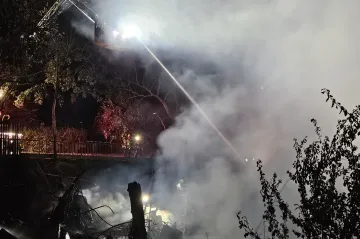 Hasiči v Brně mají požár domu pod kontrolou, lidé se vrací do okolních objektů
