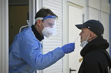 Přibylo 30 538 případů koronaviru, hospitalizovaných ubývá