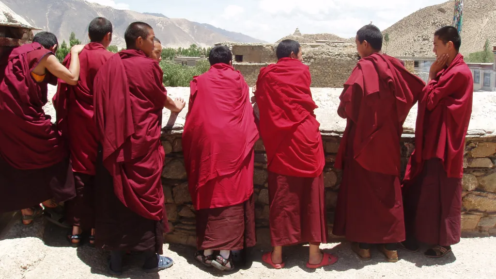 Mniši v tibetském klášteře