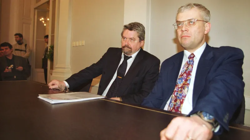 Leden 2000, místopředseda ČSSD Vladimír Špidla (vpravo) a jeho právní zástupce Zdeněk Altner před jednáním senátu Ústavního soudu v Brně o vlastnictví Lidového domu v centru Prahy. Špidla zastupoval před soudem ČSSD a společnost Cíl, která je majitelem Lidového domu.