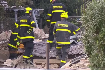 Po výbuchu se v Českém Těšíně zřítila část domu. Záchranáři pátrají po přeživších, jednoho již vyprostili