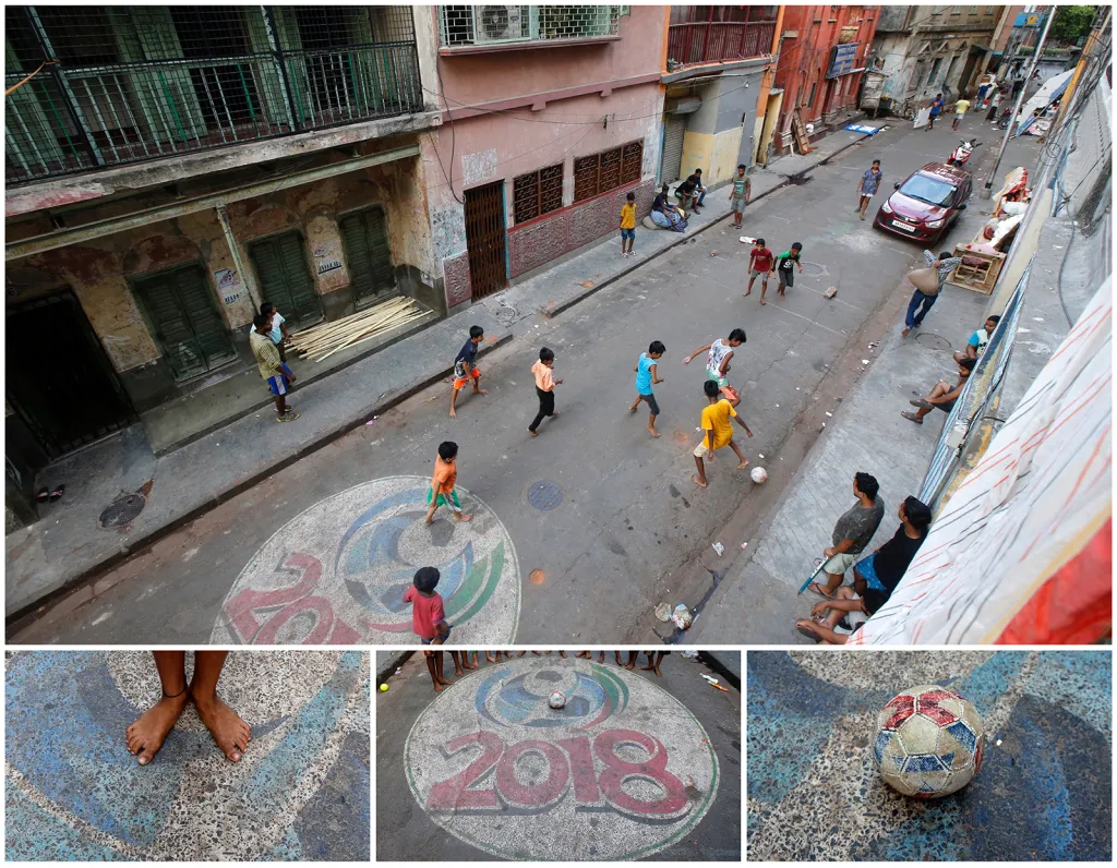 Děti při fotbalu v ulicích indické Kalkaty