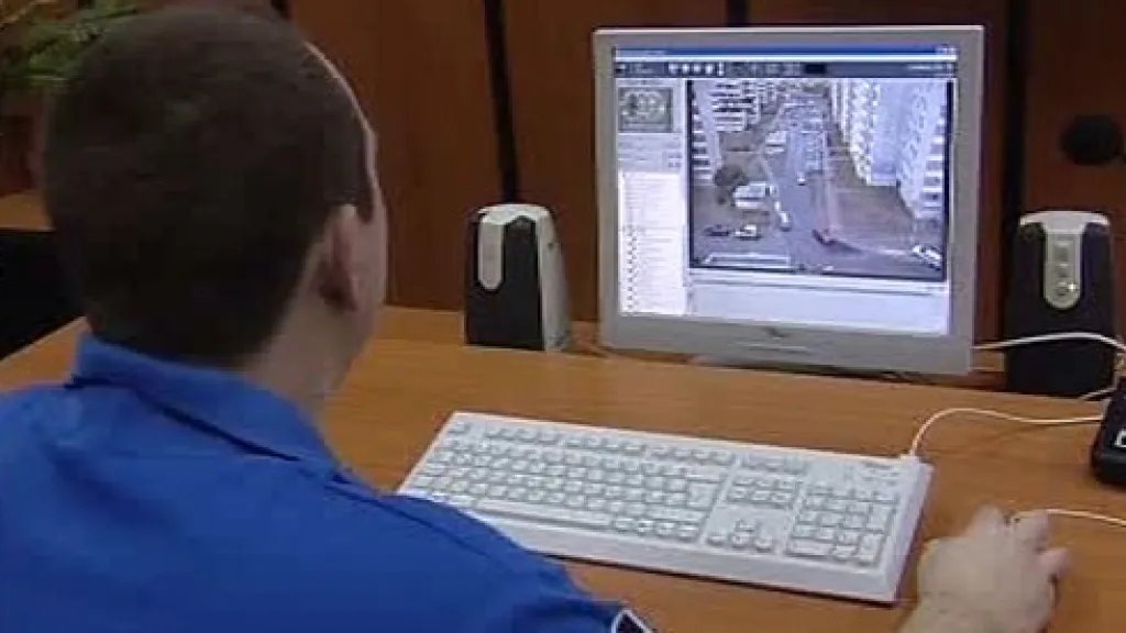 Strážník sleduje výstup z kamerovového systému