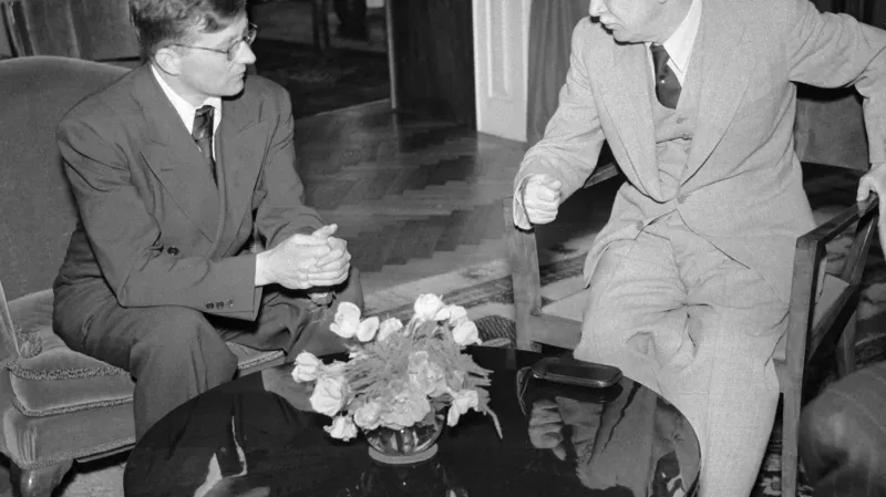Šostakovič s prezidentem Benešem v roce 1947 během festivalu Pražské jaro