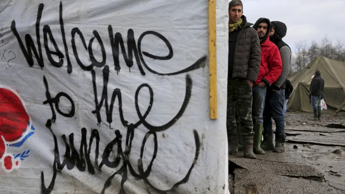 Migranti v táboře poblíž města Dunkerque čekají na výdej oblečení