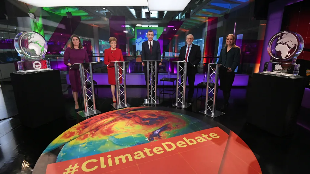 Debata o klimatu na Channel 4. Na krajích ledové sochy místo Johnsona a Farage