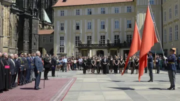 Ceremoniál před vyvěšením praporů na Pražském hradě