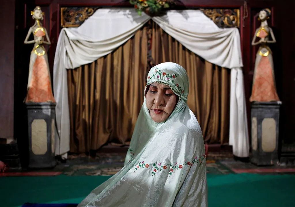 Shinta Ratriová, majitelka islámské internátní školy pro transgender komunitu při modlitbě v indonéském městě Yogyakarta