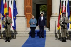 Spor Polska s EU o reformu justice je třeba řešit jednáním, vyzvala Merkelová