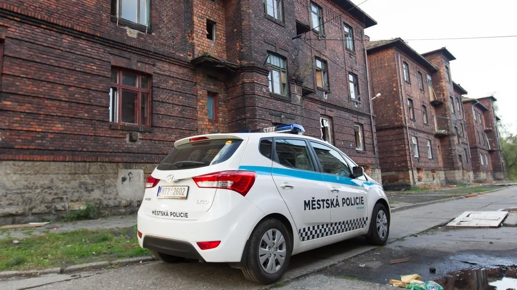Policejní auto v ostravském ghettu Přednádraží