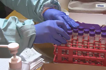 V některých krajích čekají lidé na termín PCR testu i týden, rozšíření kapacit projedná rada vlády