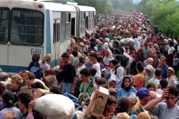 Třicet let po genocidě ve Srebrenici na místě panuje napětí
