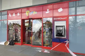 Pachatelé v Praze odpálili bankomat a ukradli statisíce korun
