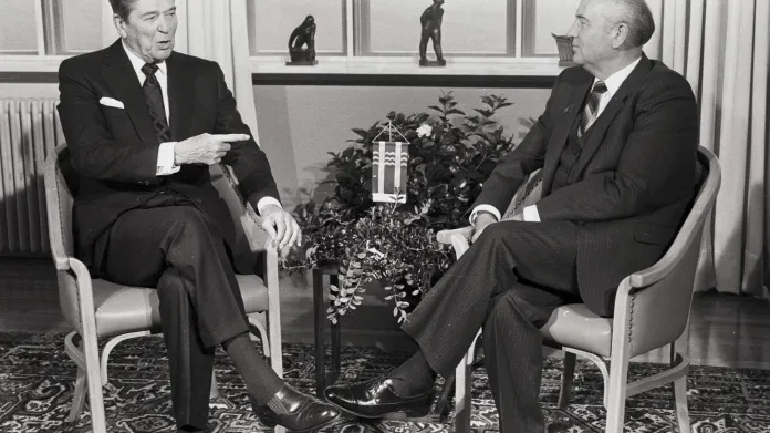 Jednou z nejzajímavějších politických událostí 80. let minulého století bylo setkání amerického prezidenta Reagana se sovětským protějškem Gorbačovem v říjnu 1986. Vešlo do dějin díky předběžné dohodě o snižování počtu balistických raket