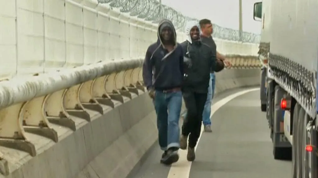 Imigranti berou útokem kamiony čekající na hranicích