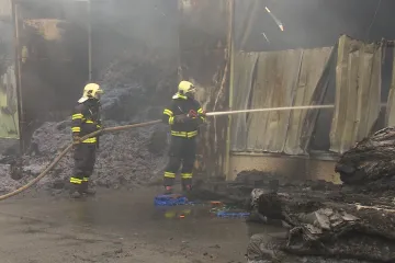 Požár v závodě Juty v Turnově způsobil škodu 160 milionů korun. Hašení pokračuje