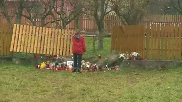 Na místě tragické nehody uctívají místní památku obětí