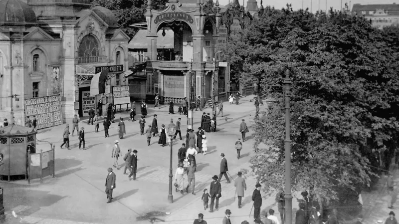 Vstup do největšího zábavního parku Vídně před sto lety roce 1916