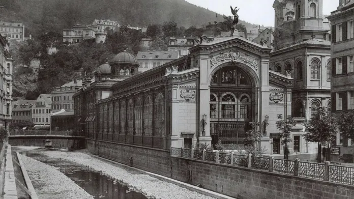 Litinová Vřídelní kolonáda v pseudorenesančním stylu od vídeňských architektů F. Fellnera a H. Helmera z roku 1878