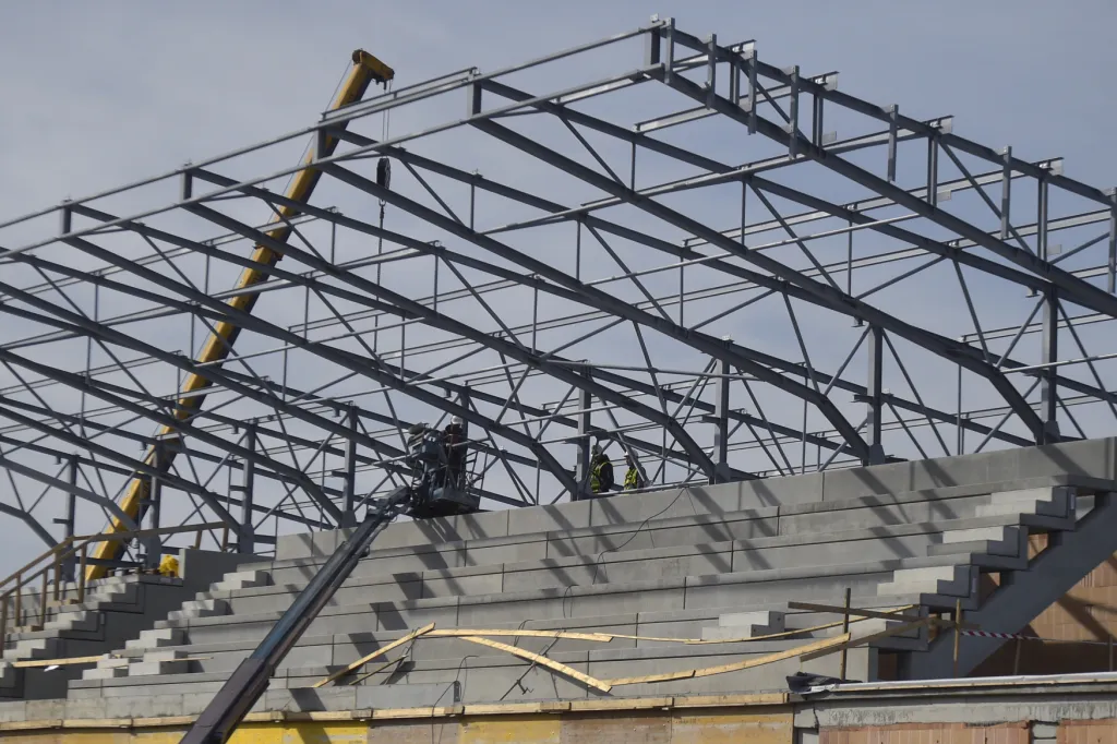 Přestavba fotbalového stadionu Bazaly. Nové zastřešení tribuny.