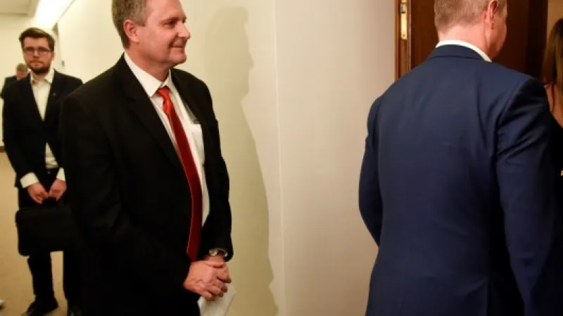 Předseda mandátového a imunitního výboru Stanislav Grospič (KSČM) před jednáním výboru,  Autor: Michal Kamaryt,  Zdroj: ČTK