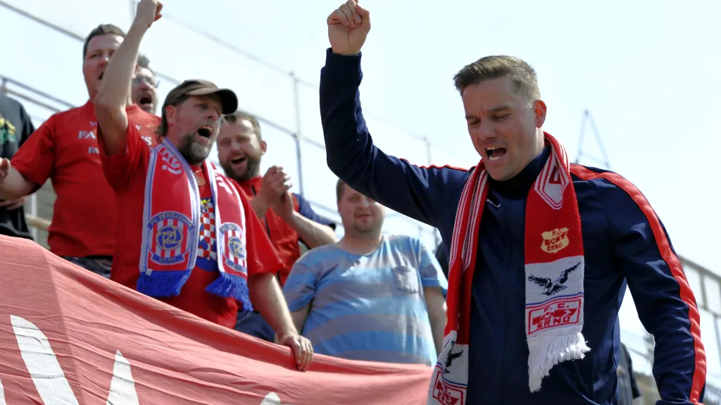 Fotbalista Petr Švancara (vpravo) s fanoušky