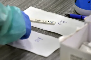 Vlna nákaz dál roste. Pozitivních testů na covid-19 bylo přes 33 tisíc