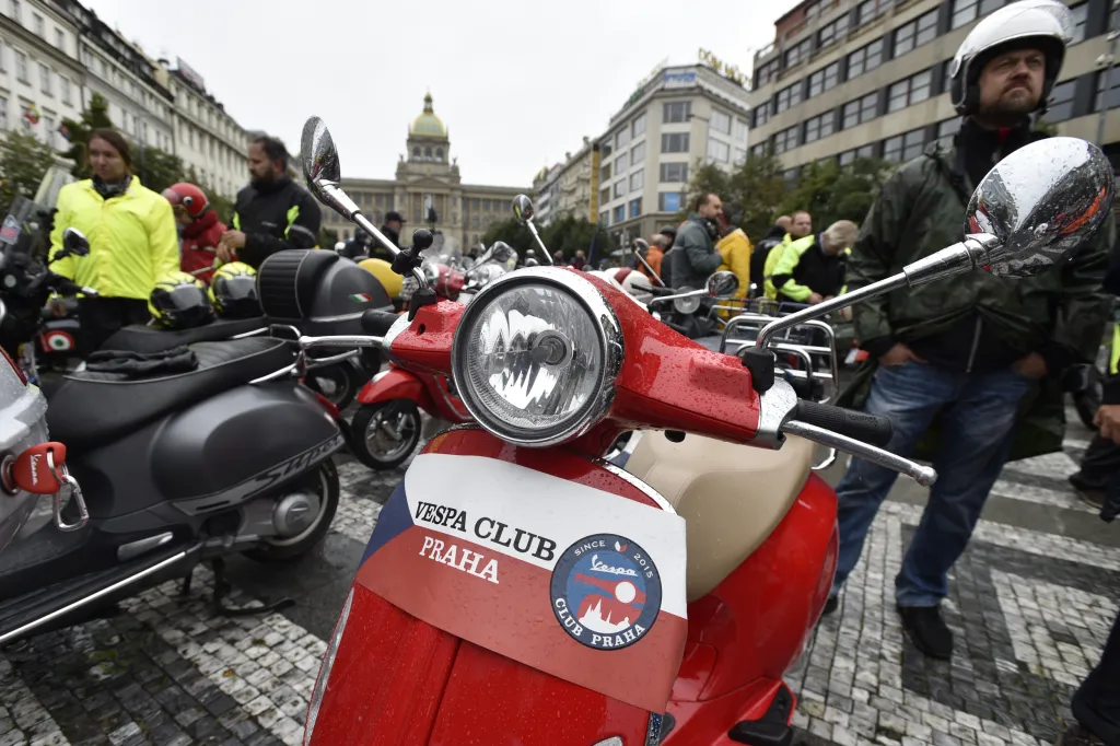 Vespa Club Praha uspořádal průjezd metropolí. Spanilé jízdy centrem Prahy se 20. června 2020 zúčastnilo asi 250 majitelů skútrů této značky
