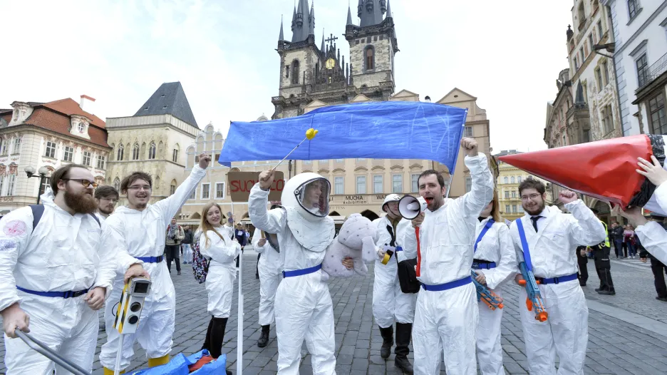 Průvod Studentského majálesu na Staroměstském náměstí