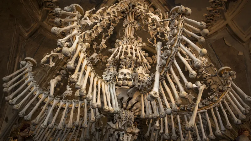 Pohled do kutnohorské kostnice