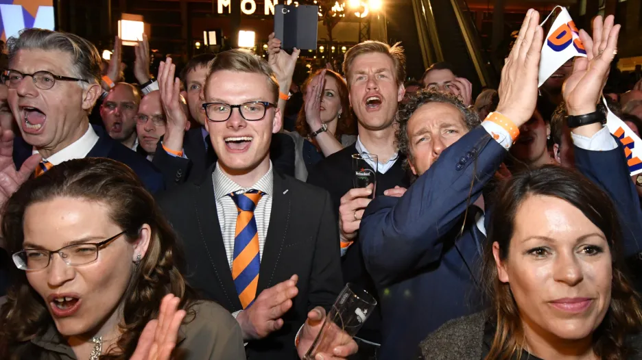 Radost příznivců vítězné strany VVD premiéra Rutteho